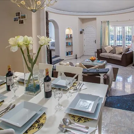 Villa Casa Grecia - 3 Bedroom Family - Well Furnished Interior- Great Pool Area Puerto del Carmen (Lanzarote)